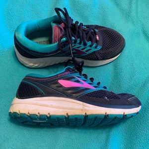 Brooks size 7 Women shoes. Paid $130 new.